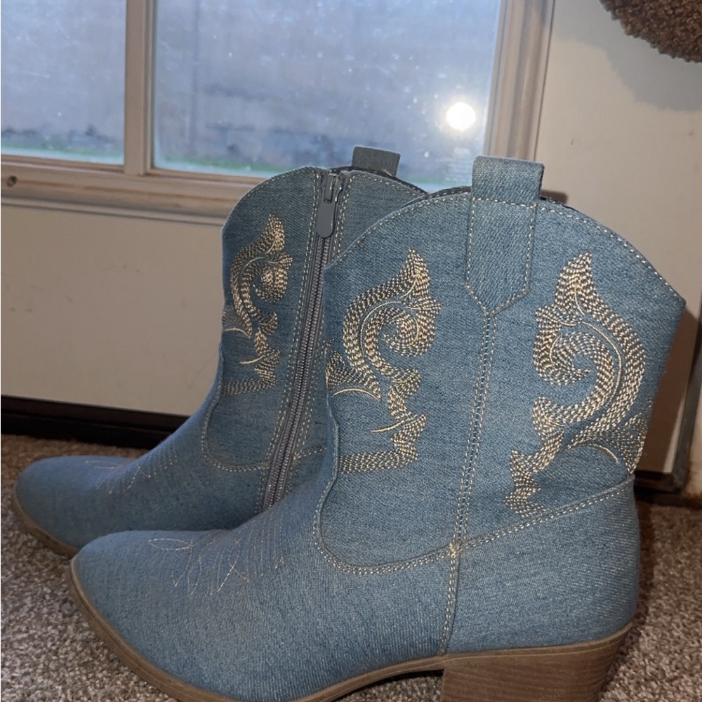 Blue Heeled Western Boots with Decorative Stitching